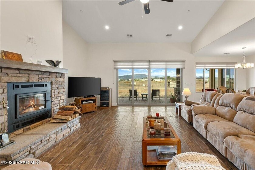 A dream property for the car enthusiast, toy collector, or RV - photo 7