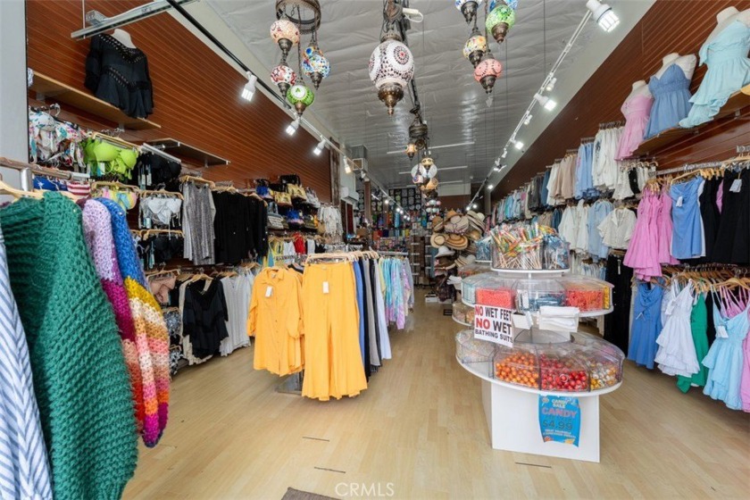 Profitable and well-established T-shirt and Gift boutique - photo 10
