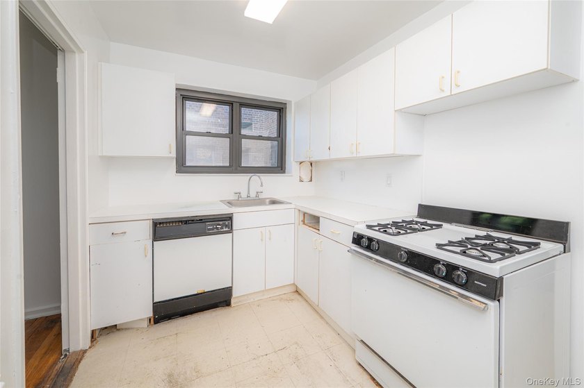 Welcome to this spacious and sun filled large JR 4 Apartment - photo 17