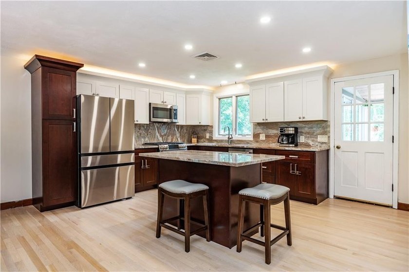 A special waterfront opportunity at 41 Mount View Avenue! This - photo 15