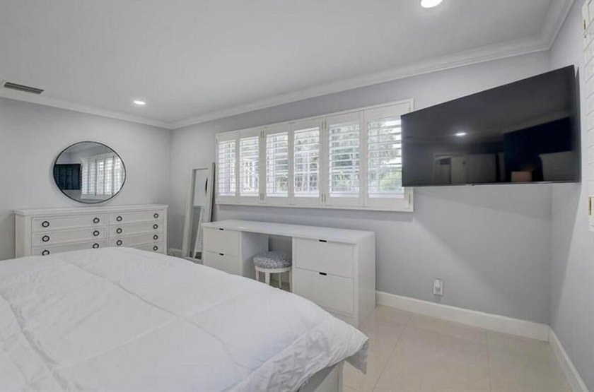 Light, Bright , Spacious 2/2 ACROSS FROM OCEAN. D/R 13x12 - photo 12