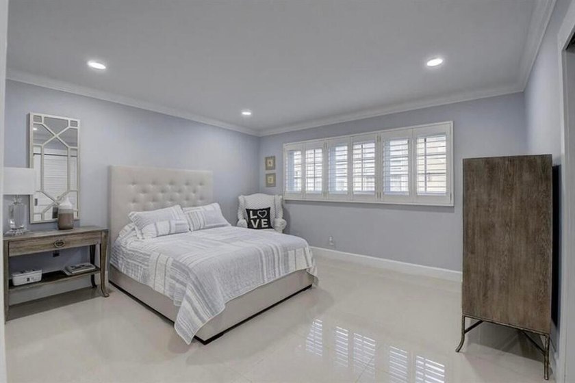 Light, Bright , Spacious 2/2 ACROSS FROM OCEAN. D/R 13x12 - photo 15