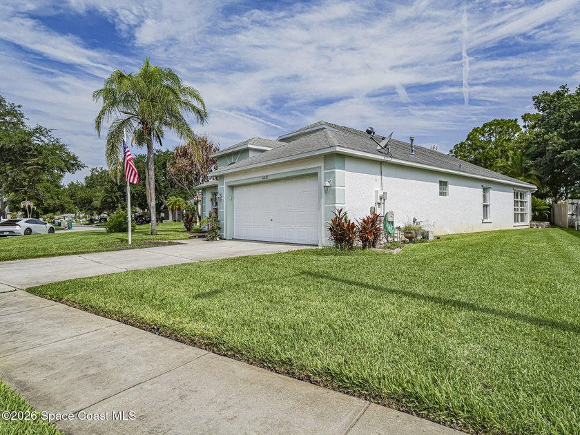 Welcome to this beautifully maintained 3-bedroom, 2-bath home - photo 7