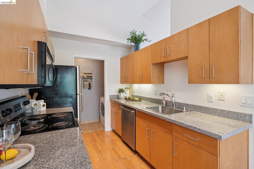 Experience resort-style living in the heart of Richmond Marina - photo 13