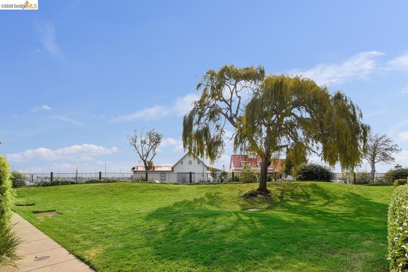 Experience resort-style living in the heart of Richmond Marina - photo 35