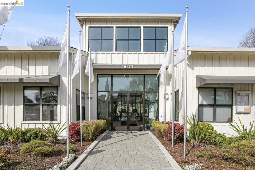 Experience resort-style living in the heart of Richmond Marina - photo 37