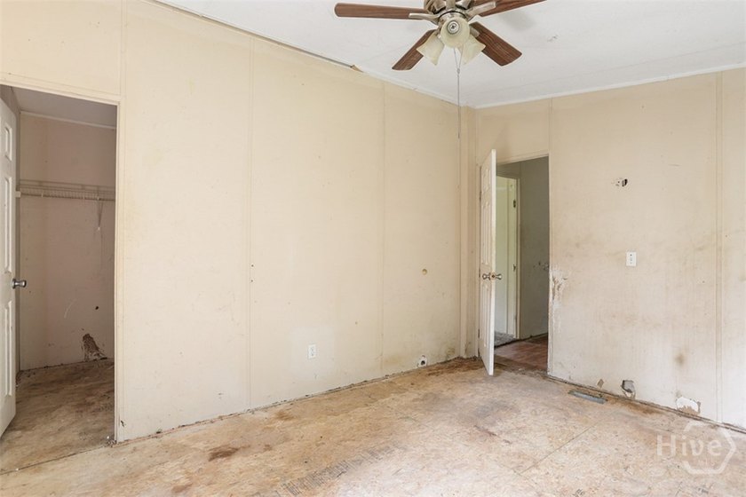 Investor opportunity in Midway! This large, 4 bedroom, 2 - photo 17