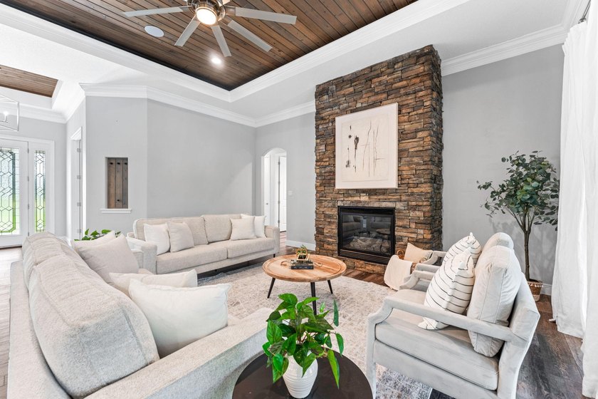 Exceptional custom home on fenced 1.15ac in Oak Grove Estates - photo 13