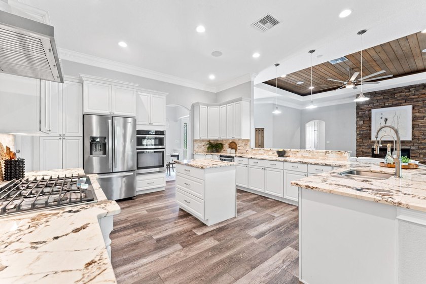 Exceptional custom home on fenced 1.15ac in Oak Grove Estates - photo 17