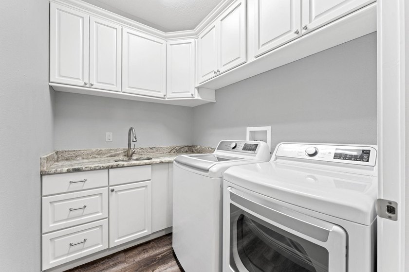 Exceptional custom home on fenced 1.15ac in Oak Grove Estates - photo 40