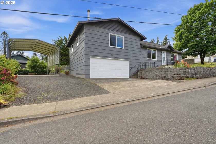 Well maintained 1789 sq ft 3 bed 2 bath mid-century split-level - photo 3