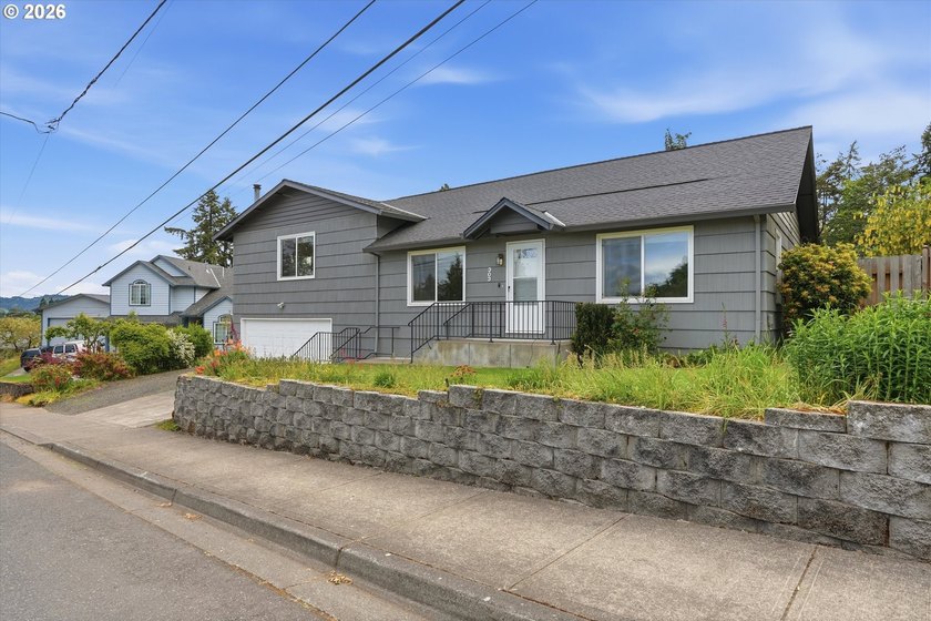 Well maintained 1789 sq ft 3 bed 2 bath mid-century split-level - photo 4
