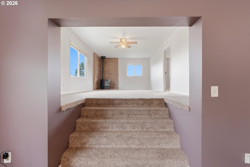 Well maintained 1789 sq ft 3 bed 2 bath mid-century split-level - photo 8