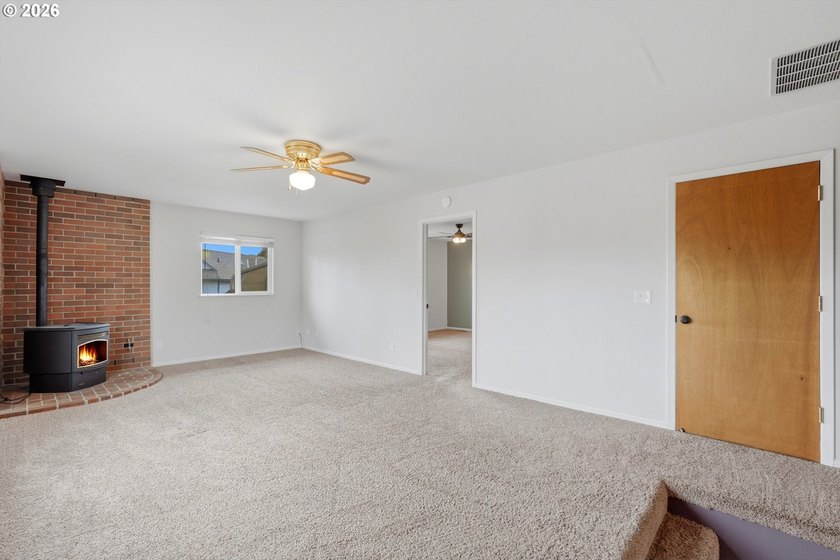 Well maintained 1789 sq ft 3 bed 2 bath mid-century split-level - photo 9