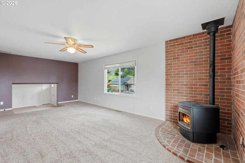 Well maintained 1789 sq ft 3 bed 2 bath mid-century split-level - photo 10
