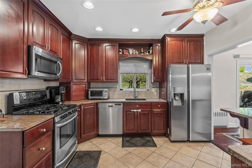Welcome to this beautifully maintained 3-4 bedroom, 1.5 bath - photo 4