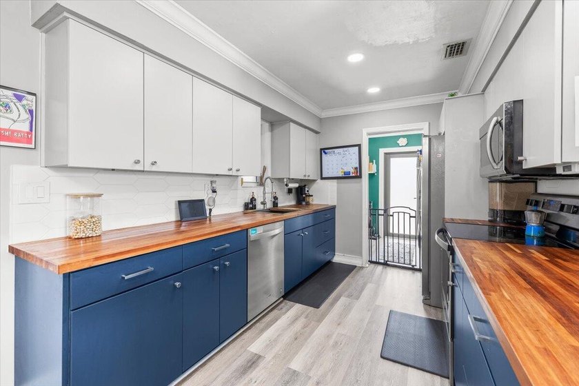 Beautiful Fort Lauderdale home, with a brand new roof. Centrally - photo 11