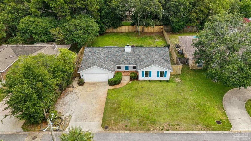 Freshly Updated and Move-In Ready in Gulf Breeze Proper! This - photo 2
