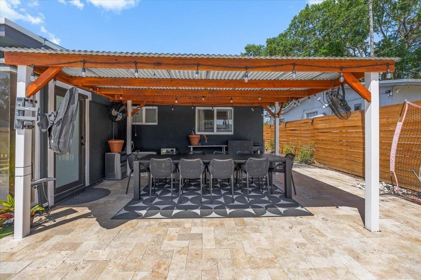 Beautiful Fort Lauderdale home, with a brand new roof. Centrally - photo 25