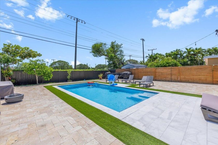 Beautiful Fort Lauderdale home, with a brand new roof. Centrally - photo 29