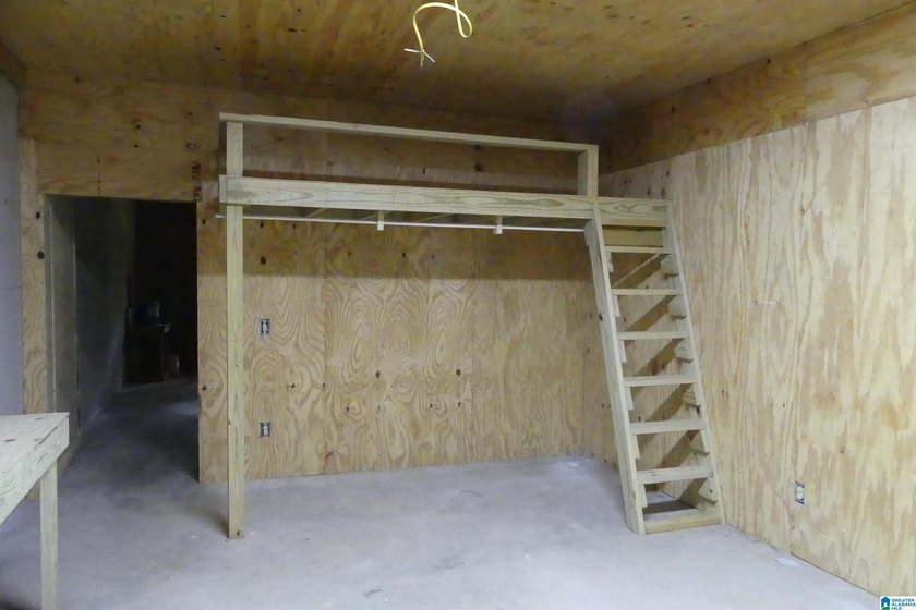 This is a spacious home with 13.55 acres with unlimited rental - photo 33