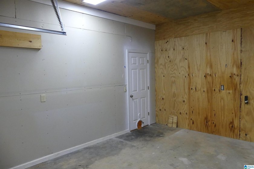 This is a spacious home with 13.55 acres with unlimited rental - photo 35