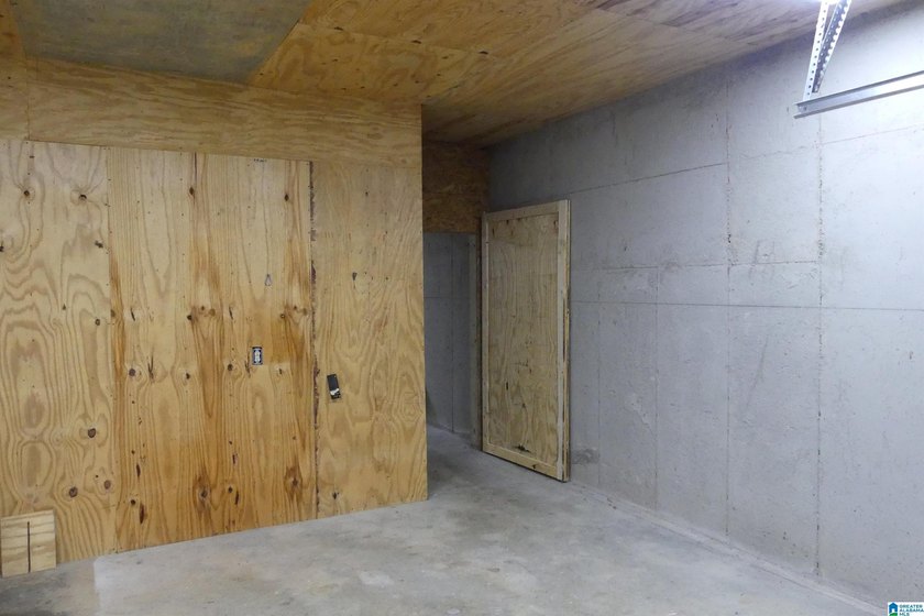 This is a spacious home with 13.55 acres with unlimited rental - photo 36