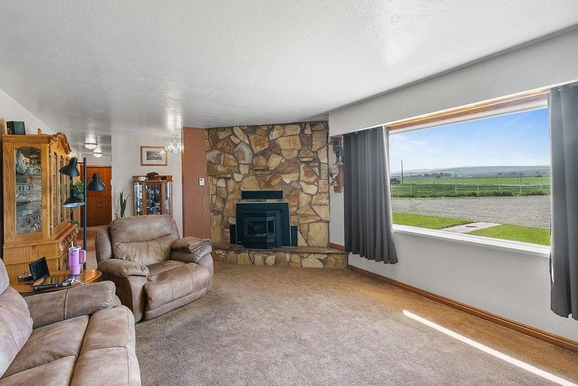 Rare hobby homestead backing to Seagull Bay! Situated on 5 - photo 4