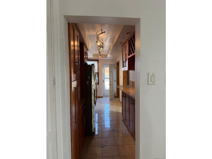Immaculate 2 family home,2 over 2 with full finished basement - photo 8