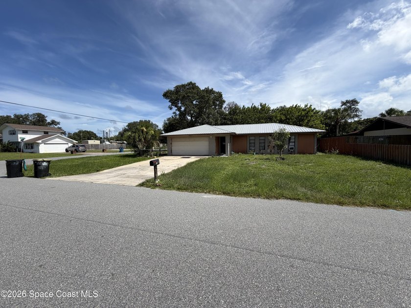 INVESTOR ALERT! Seller will consider all offers! Incredible - photo 2