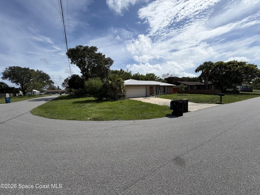 INVESTOR ALERT! Seller will consider all offers! Incredible - photo 4