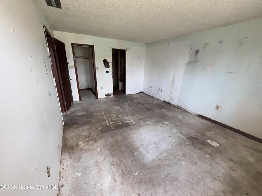 INVESTOR ALERT! Seller will consider all offers! Incredible - photo 7
