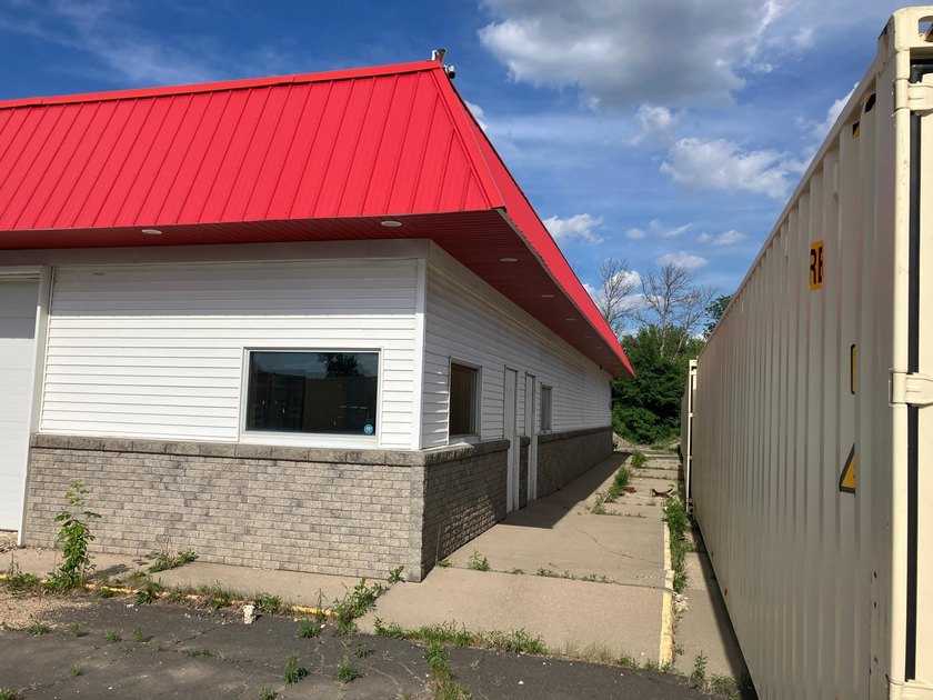 Great location location location, Can be a small business or - photo 2