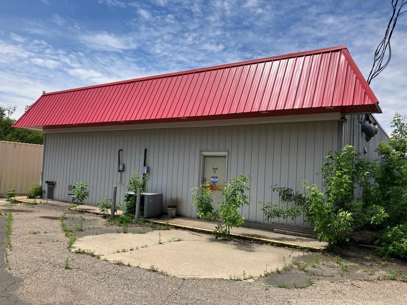 Great location location location, Can be a small business or - photo 3