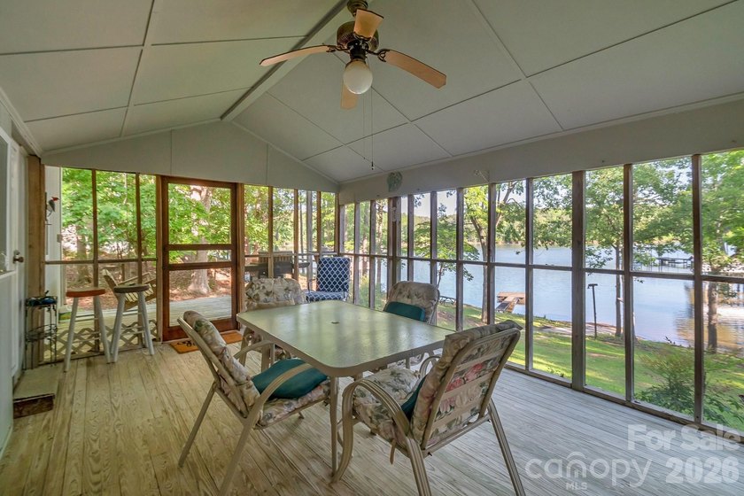 Beautiful waterfront retreat on Lake Wateree! Nestled in a quiet - photo 3