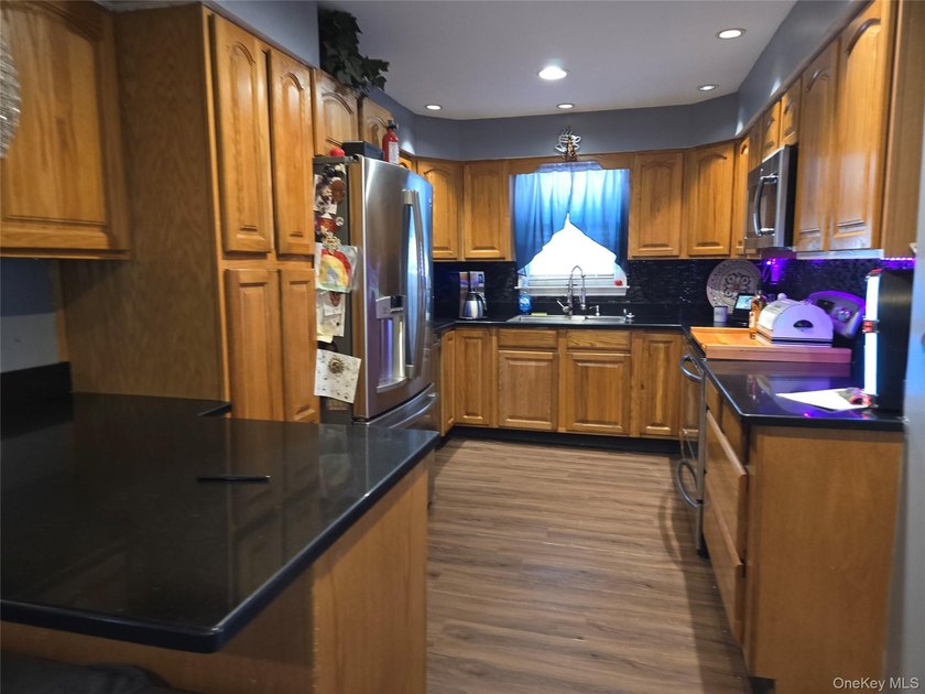 Spacious North Shirley Colonial approximately 2500 SQ Ft Windows - photo 13