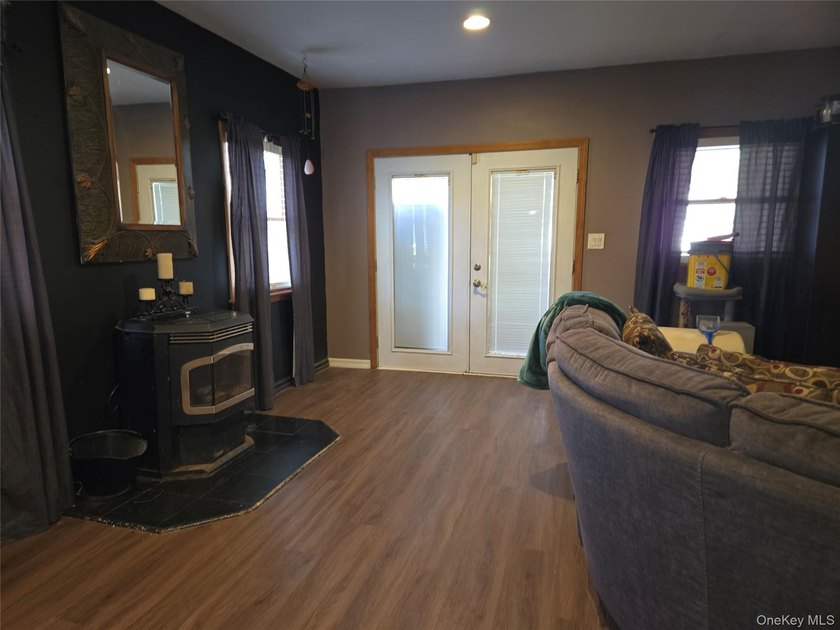 Spacious North Shirley Colonial approximately 2500 SQ Ft Windows - photo 19