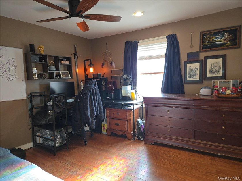 Spacious North Shirley Colonial approximately 2500 SQ Ft Windows - photo 21
