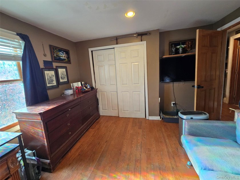 Spacious North Shirley Colonial approximately 2500 SQ Ft Windows - photo 22