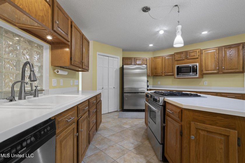 WONDERFUL, SPACIOUS FAMILY HOME IN MUCH SOUGHT AFTER BAYOU OAKS - photo 18
