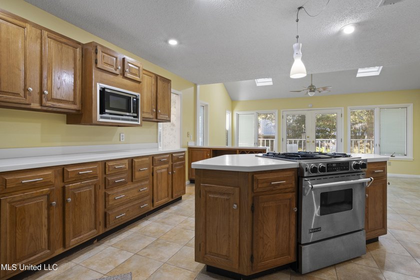 WONDERFUL, SPACIOUS FAMILY HOME IN MUCH SOUGHT AFTER BAYOU OAKS - photo 19