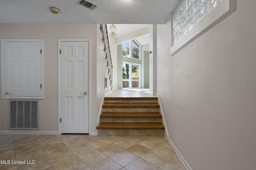 WONDERFUL, SPACIOUS FAMILY HOME IN MUCH SOUGHT AFTER BAYOU OAKS - photo 26