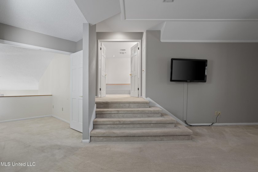 WONDERFUL, SPACIOUS FAMILY HOME IN MUCH SOUGHT AFTER BAYOU OAKS - photo 33
