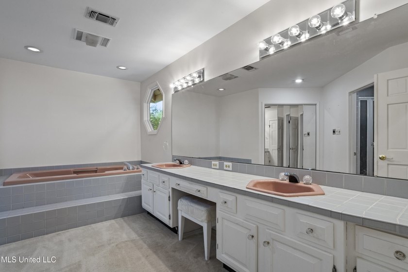 WONDERFUL, SPACIOUS FAMILY HOME IN MUCH SOUGHT AFTER BAYOU OAKS - photo 34