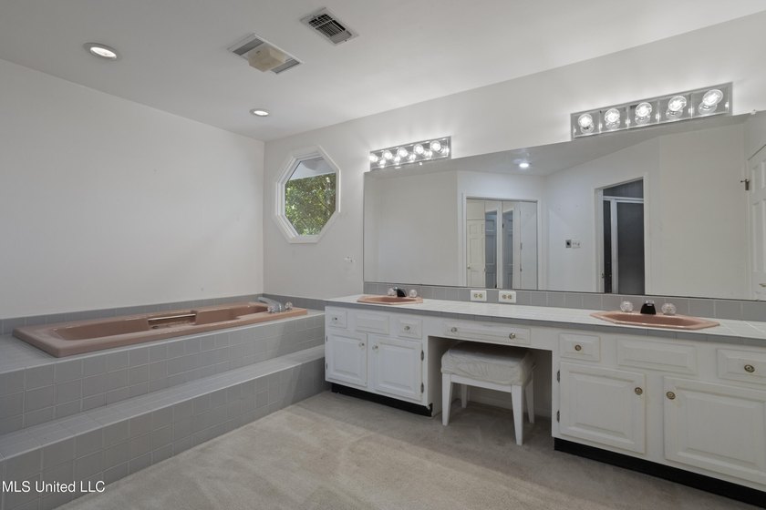 WONDERFUL, SPACIOUS FAMILY HOME IN MUCH SOUGHT AFTER BAYOU OAKS - photo 35
