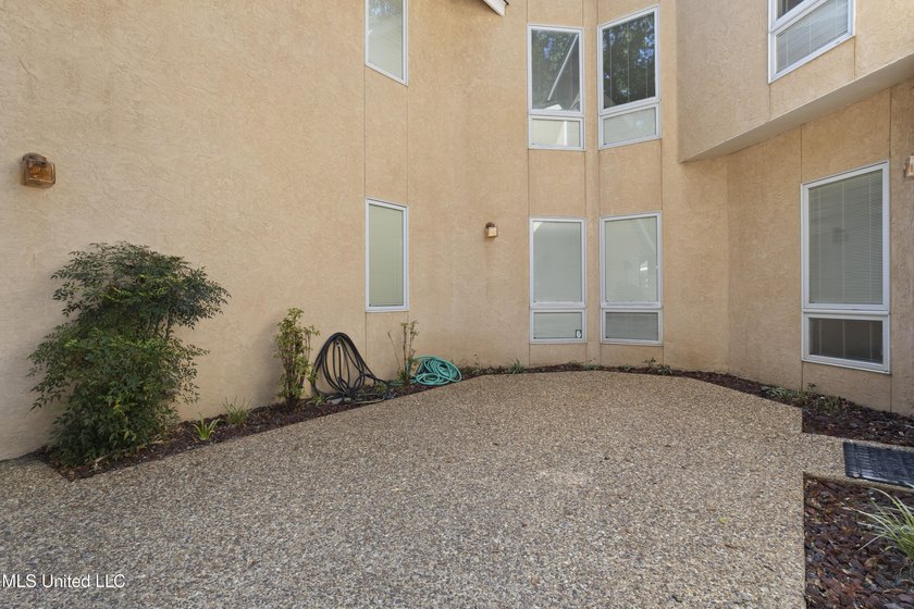 WONDERFUL, SPACIOUS FAMILY HOME IN MUCH SOUGHT AFTER BAYOU OAKS - photo 47