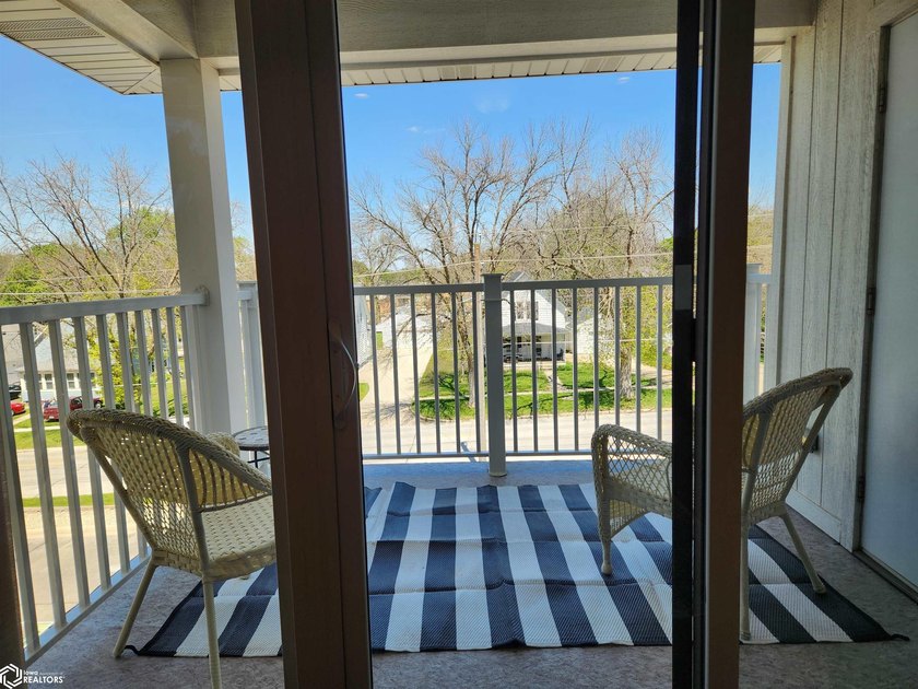 ENJOY THE COMFORT AND CONVENIENCE OF CONDO LIVING IN THIS BRIGHT - photo 12