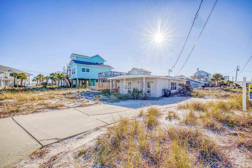 An original Pensacola Beach bungalow! Charming cottage. Vintage - photo 3