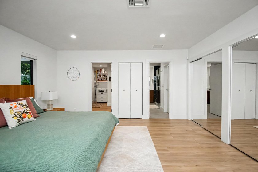Welcome to this beautifully renovated 5BR/3.5BA home plus - photo 33