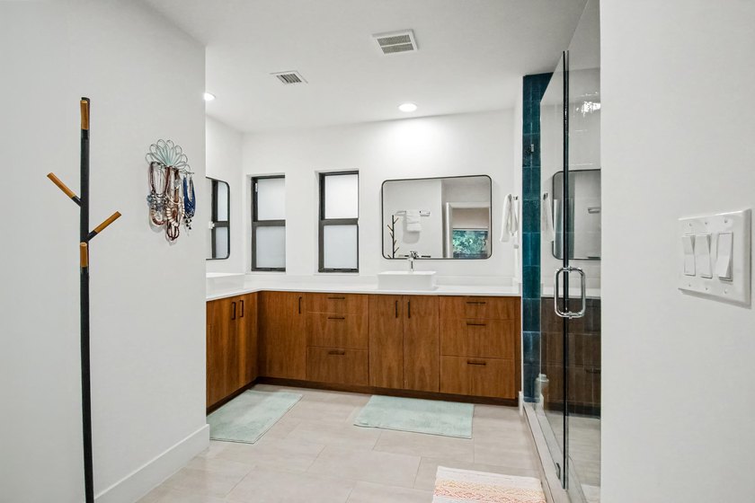 Welcome to this beautifully renovated 5BR/3.5BA home plus - photo 34